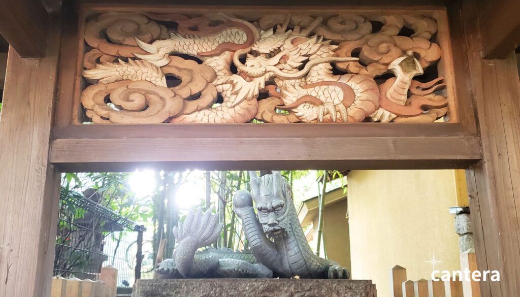 境内に鎮座する白龍。清らかな心と洞察力を象徴すると言われています。自分の弱さや失敗も「大事な一部」として受け入れることができたとき、白龍の眼差しが導くように、新しい一歩を踏み出せるのかもしれません。