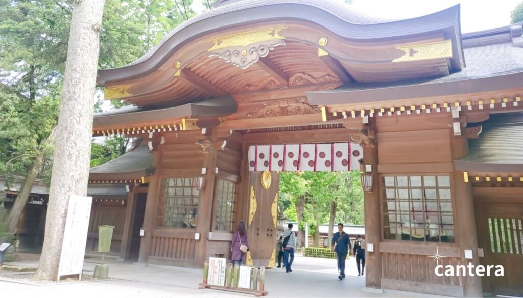 大國魂神社 神門。心を切り替え、新しい自分へと一歩を踏み出す瞬間。和の心が静かに背中を押してくれます。
